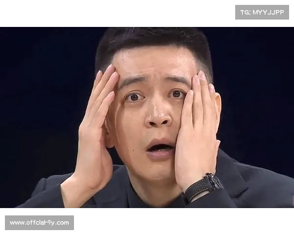 辽宁队为莫兰德庆生，杨鸣搂肩合影，球队氛围融洽